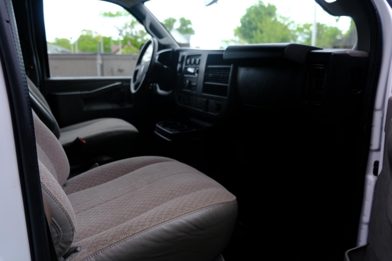 GMC Savana Cargo Van RWD 2500 135" 2017