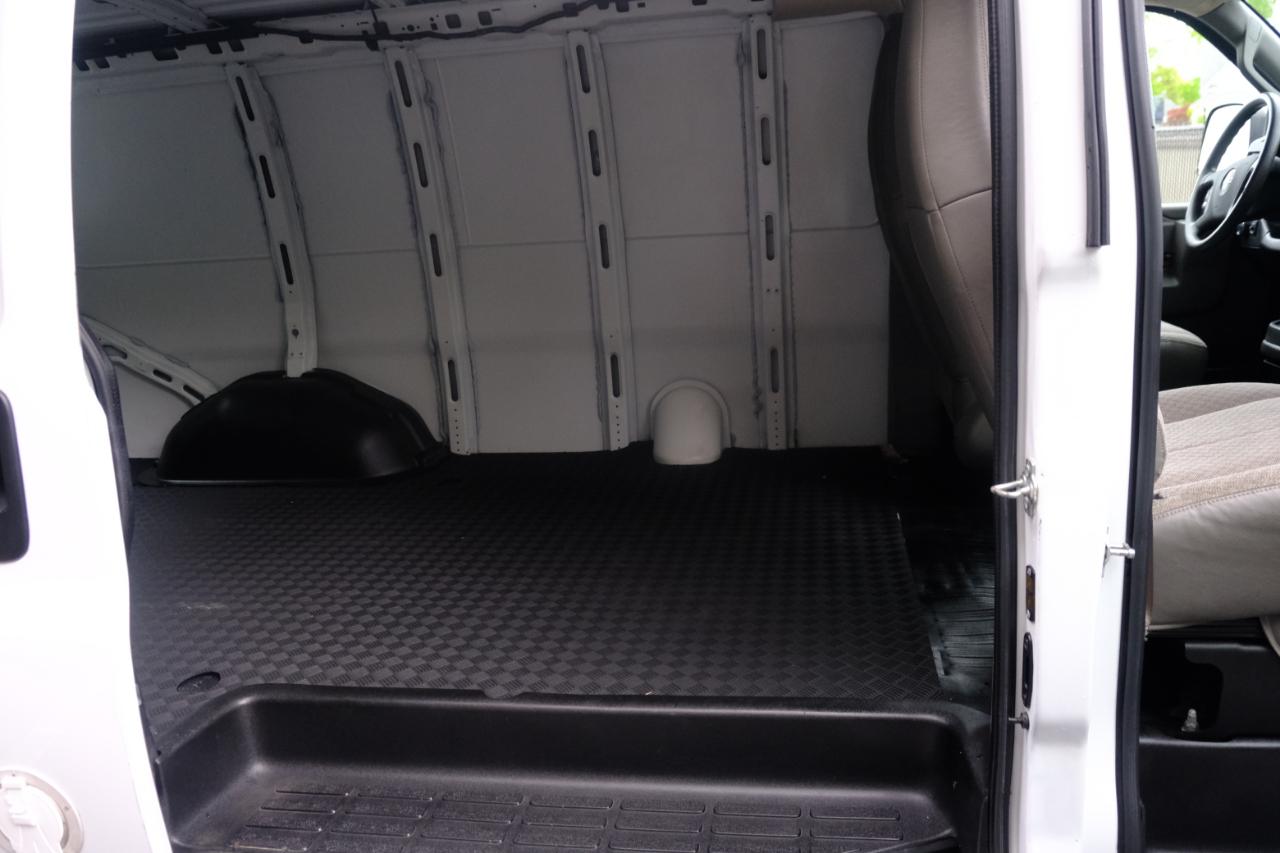GMC Savana Cargo Van RWD 2500 135" 2017