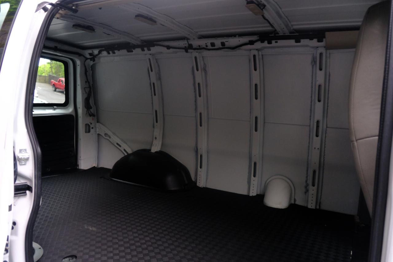 GMC Savana Cargo Van RWD 2500 135" 2017