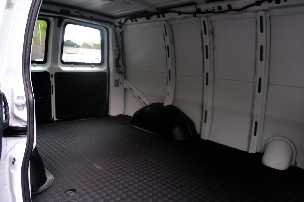 GMC Savana Cargo Van RWD 2500 135" 2017