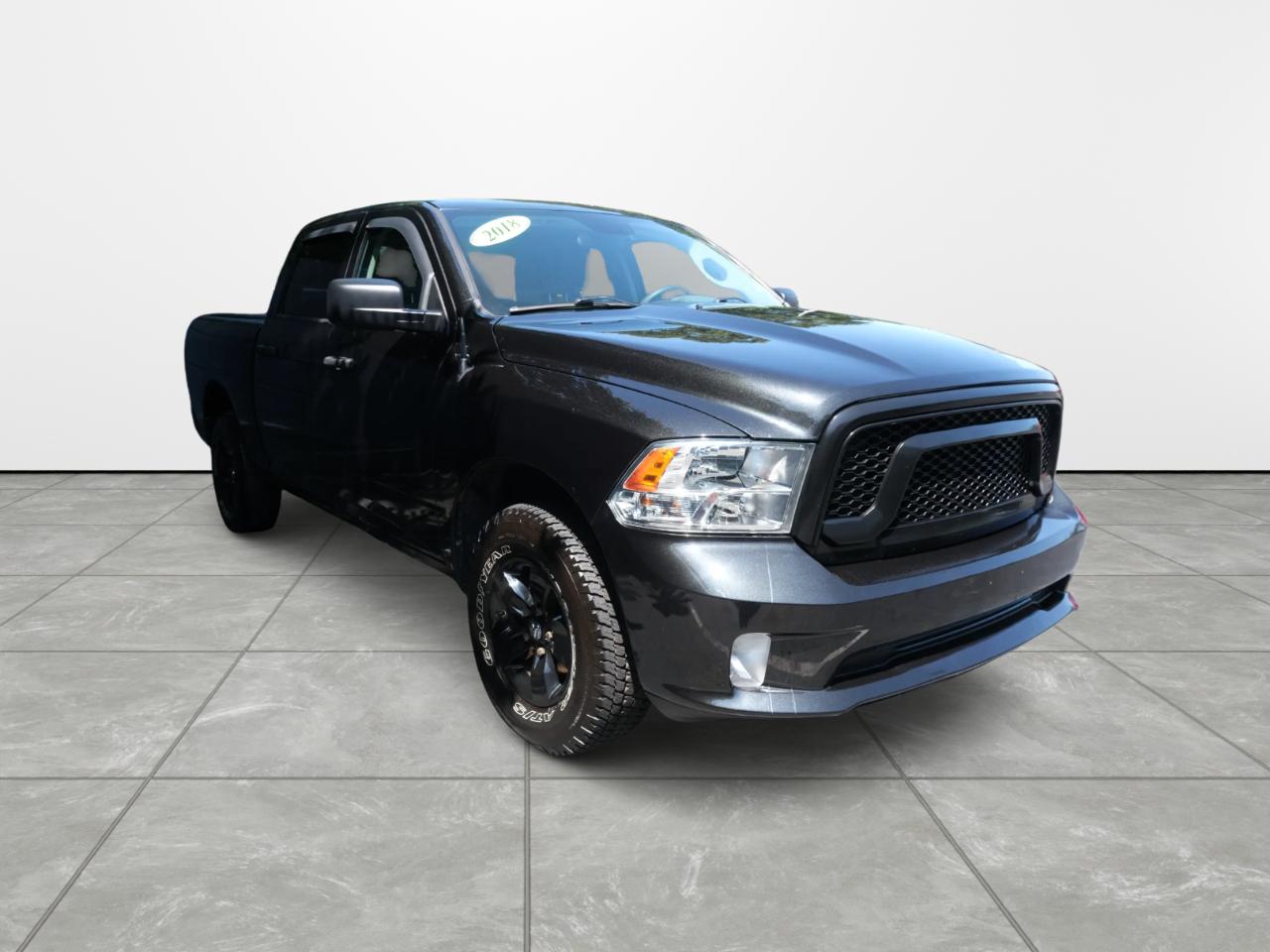 RAM 1500 Express 4x4 Crew Cab 5'7" Box 2018