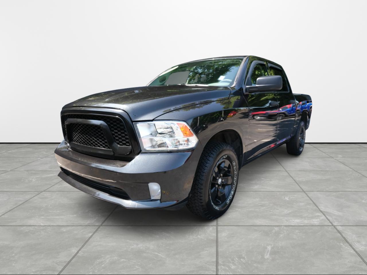 2018 RAM 1500 Express 4x4 Crew Cab 5'7" Box