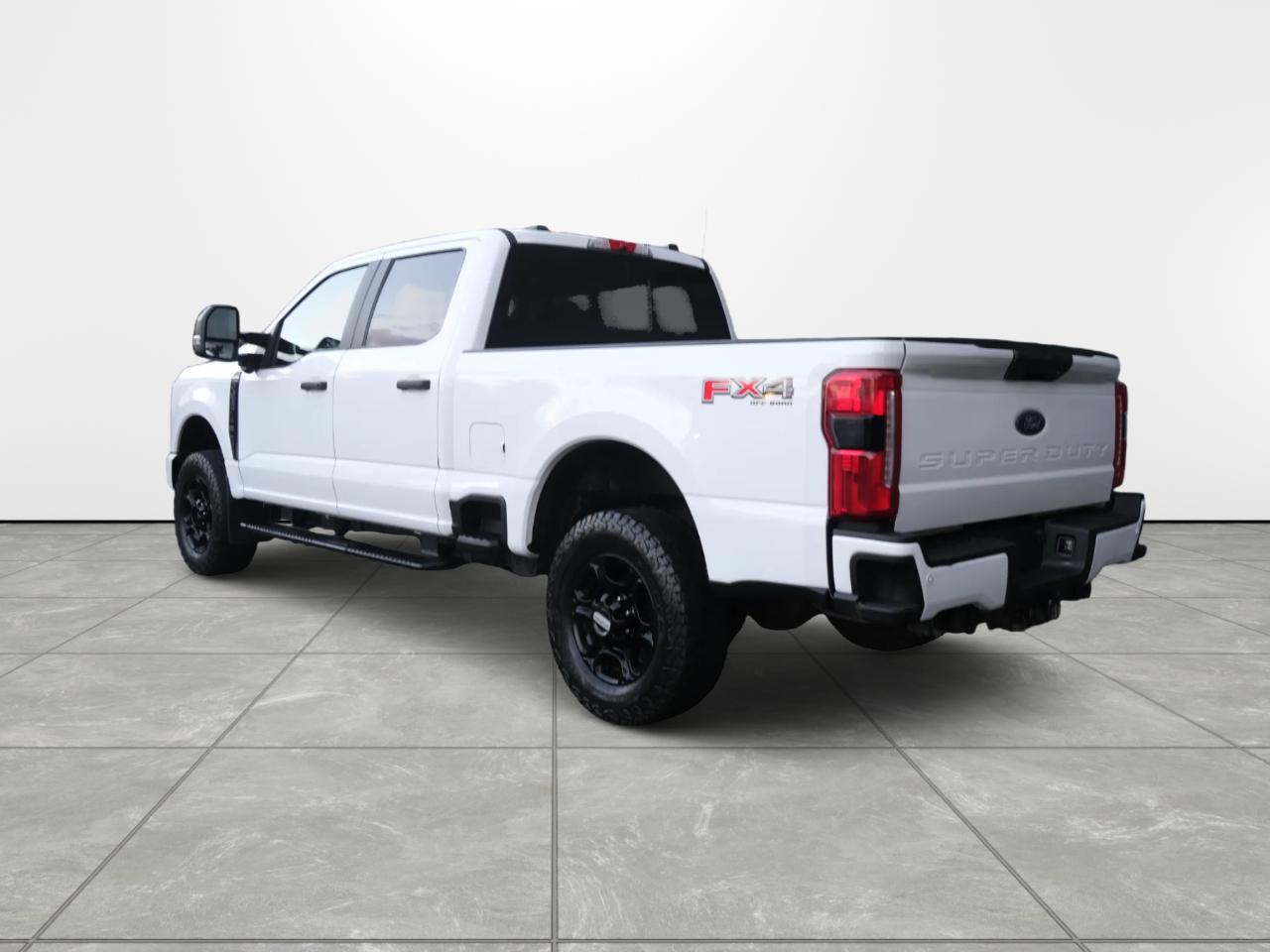 Ford Super Duty F-350 SRW XLT 4WD Crew Cab 179" WB 60" CA 2023