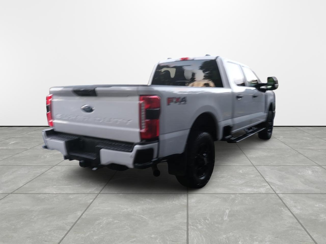 Ford Super Duty F-350 SRW XLT 4WD Crew Cab 179" WB 60" CA 2023