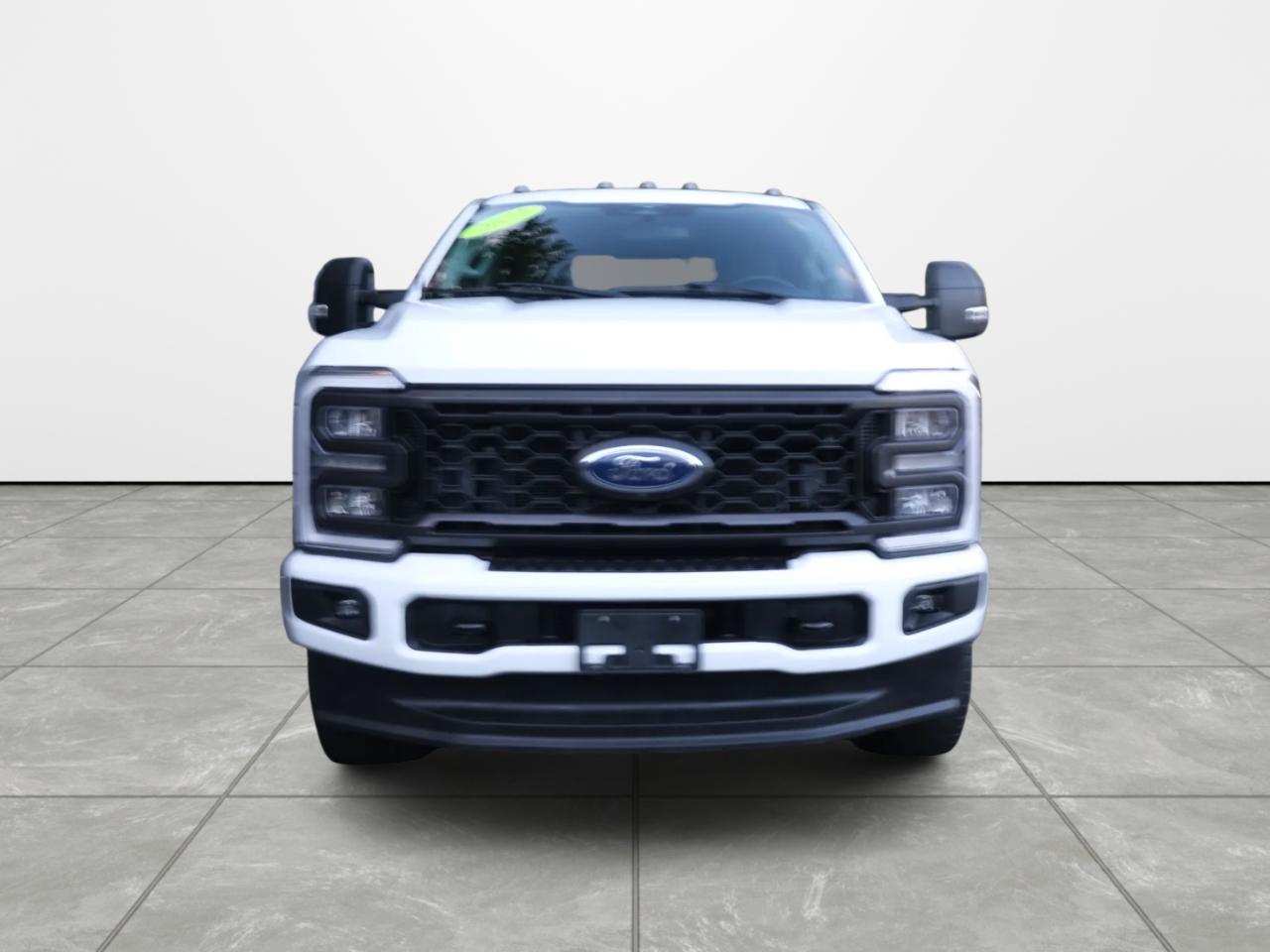 Ford Super Duty F-350 SRW XLT 4WD Crew Cab 179" WB 60" CA 2023