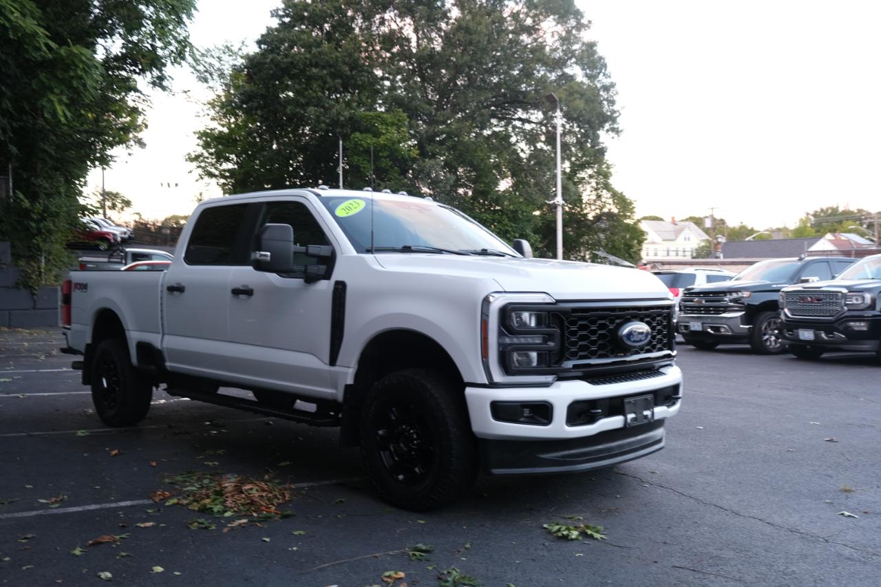 Ford Super Duty F-350 SRW XLT 4WD Crew Cab 179" WB 60" CA 2023