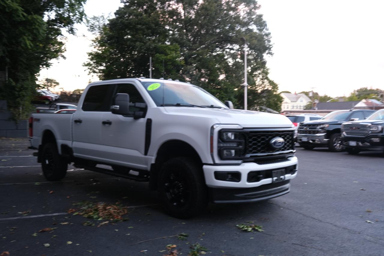 Ford Super Duty F-350 SRW XLT 4WD Crew Cab 179" WB 60" CA 2023