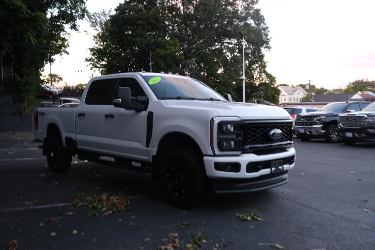 Ford Super Duty F-350 SRW XLT 4WD Crew Cab 179" WB 60" CA 2023
