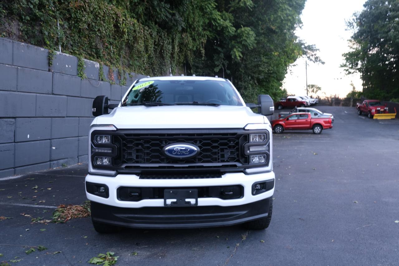 Ford Super Duty F-350 SRW XLT 4WD Crew Cab 179" WB 60" CA 2023