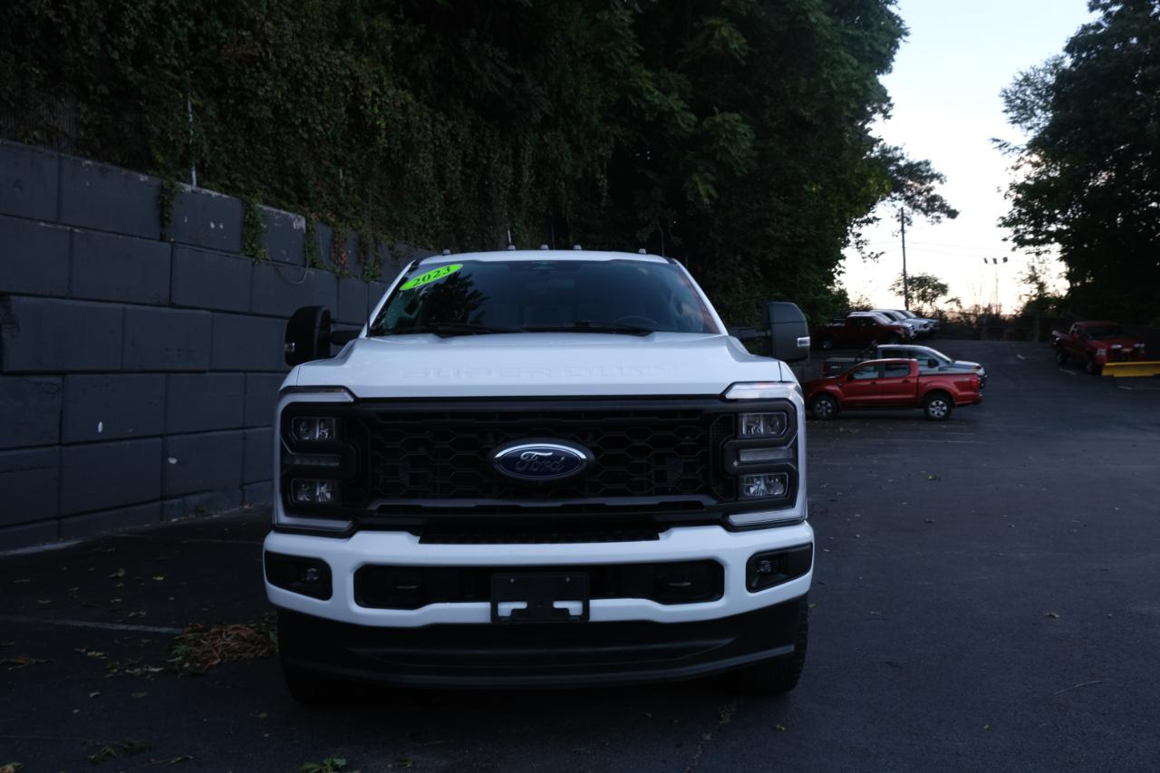 Ford Super Duty F-350 SRW XLT 4WD Crew Cab 179" WB 60" CA 2023