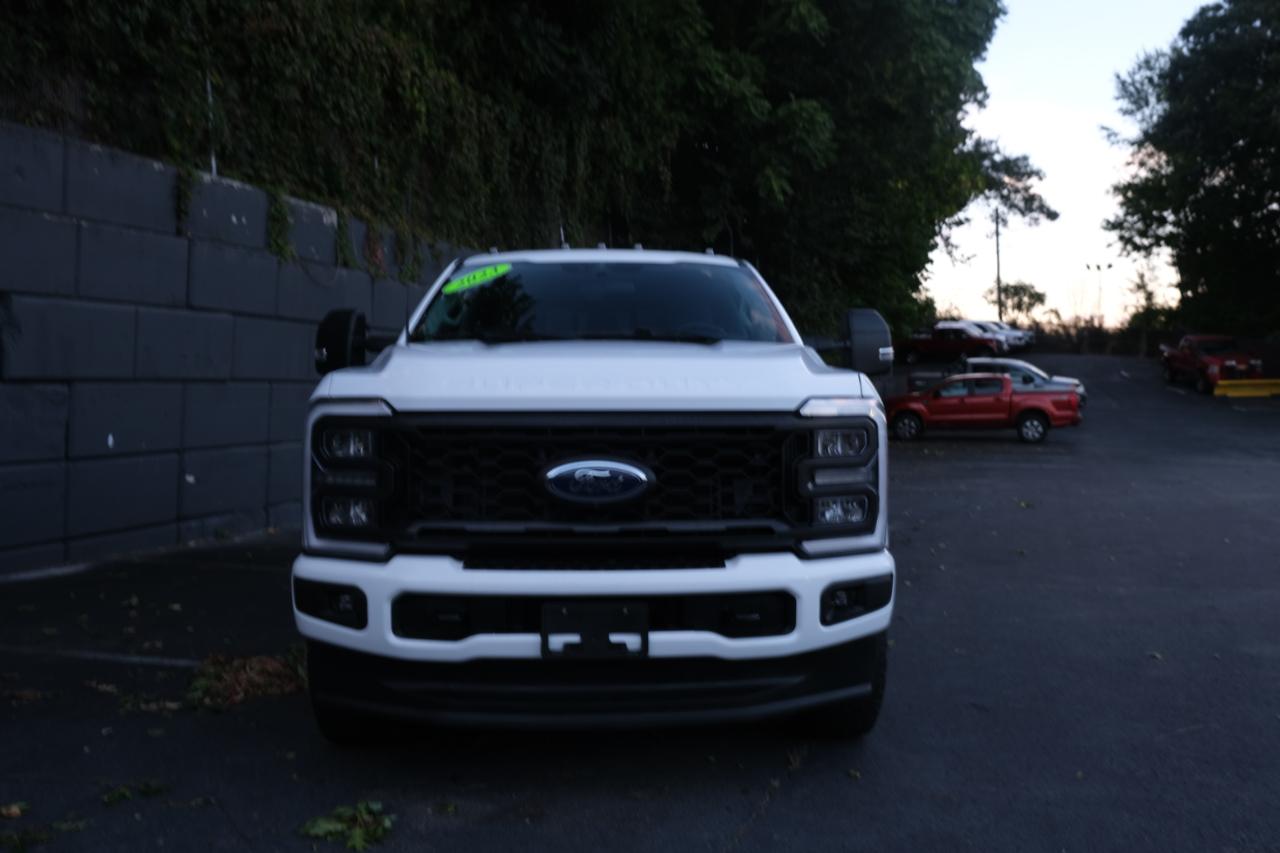 Ford Super Duty F-350 SRW XLT 4WD Crew Cab 179" WB 60" CA 2023