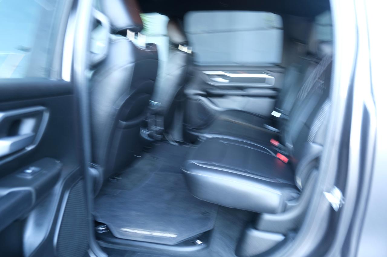 RAM 1500 Big Horn 4x4 Crew Cab 5'7" Box 2020