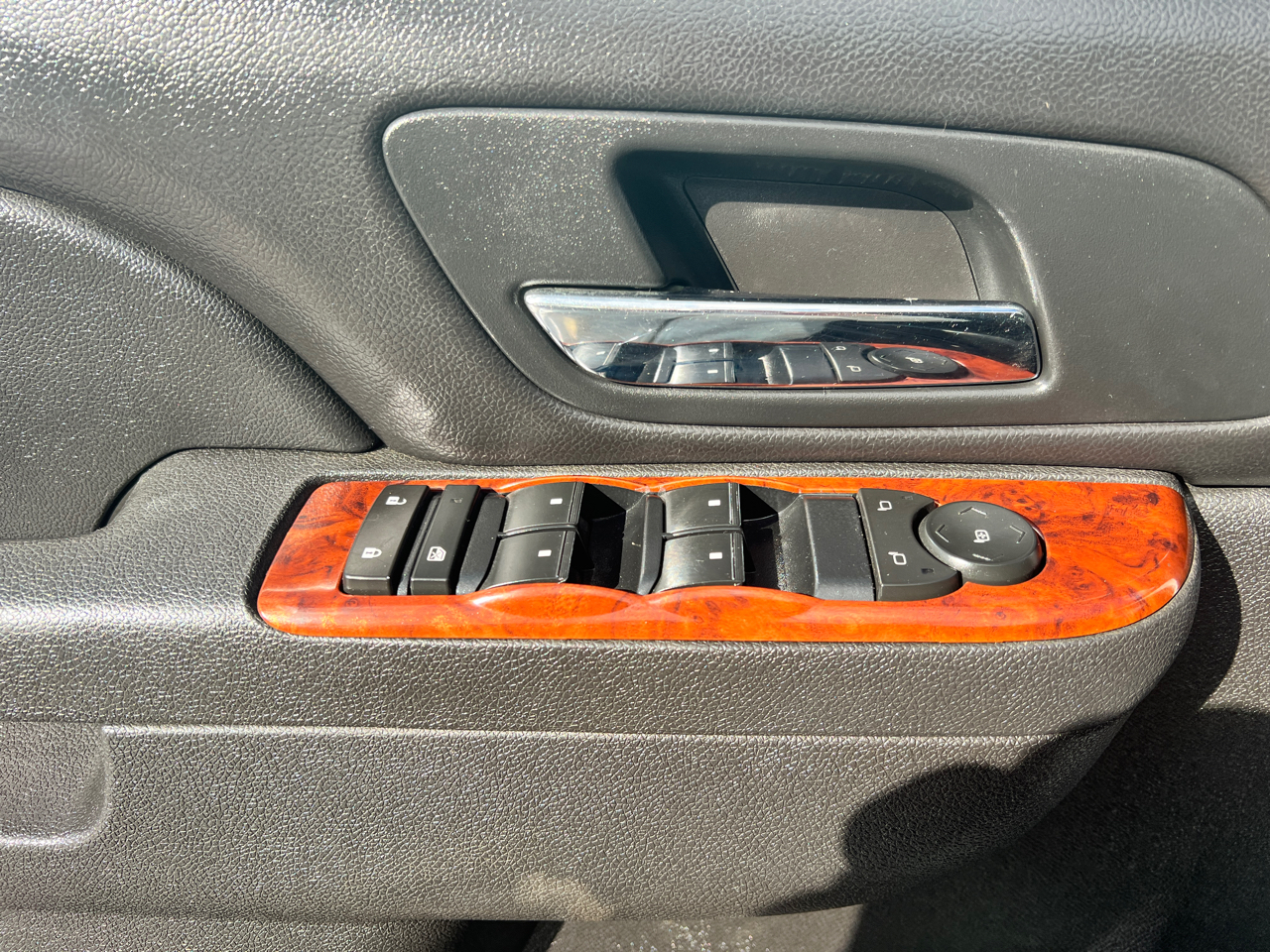 Chevrolet Suburban 4WD 4dr 1500 LT 2011 Chevrolet Suburban 4WD 4dr 1500 LT 2011