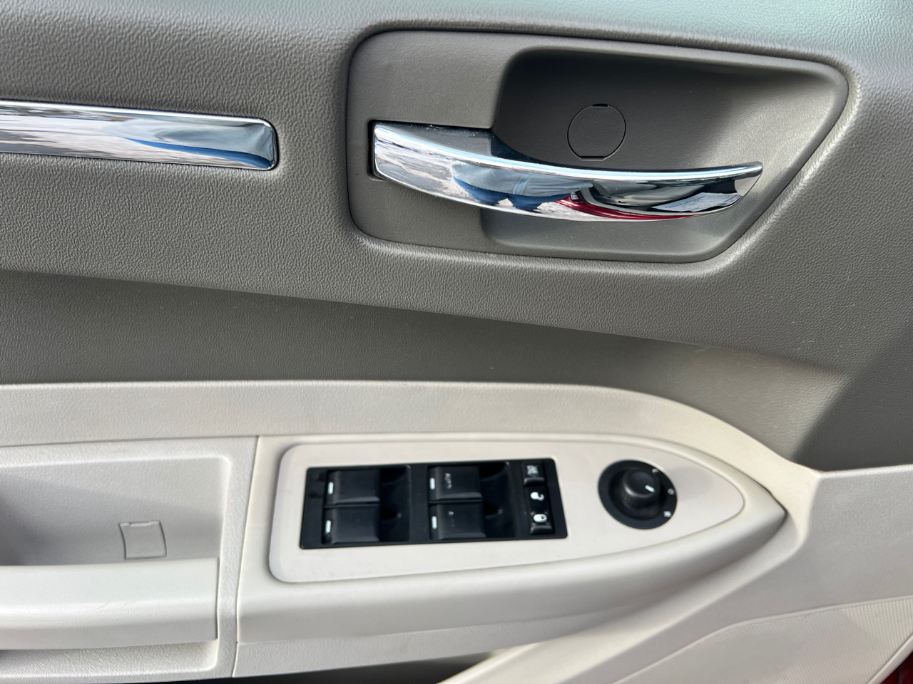 Chrysler 300 4dr Sdn Touring Signature AWD 2010