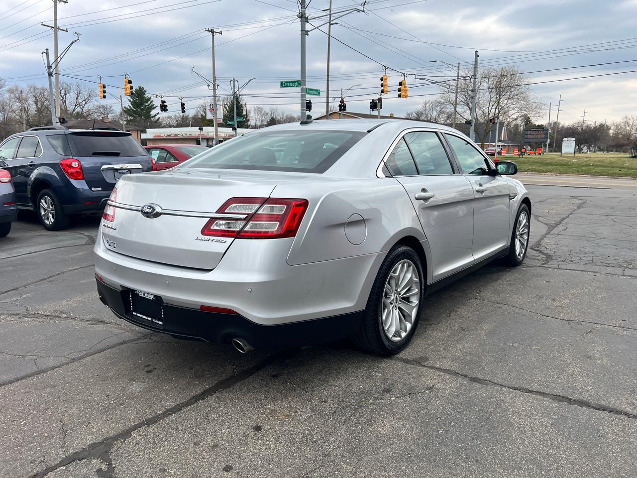 Ford Taurus 4dr Sdn Limited FWD 2015
