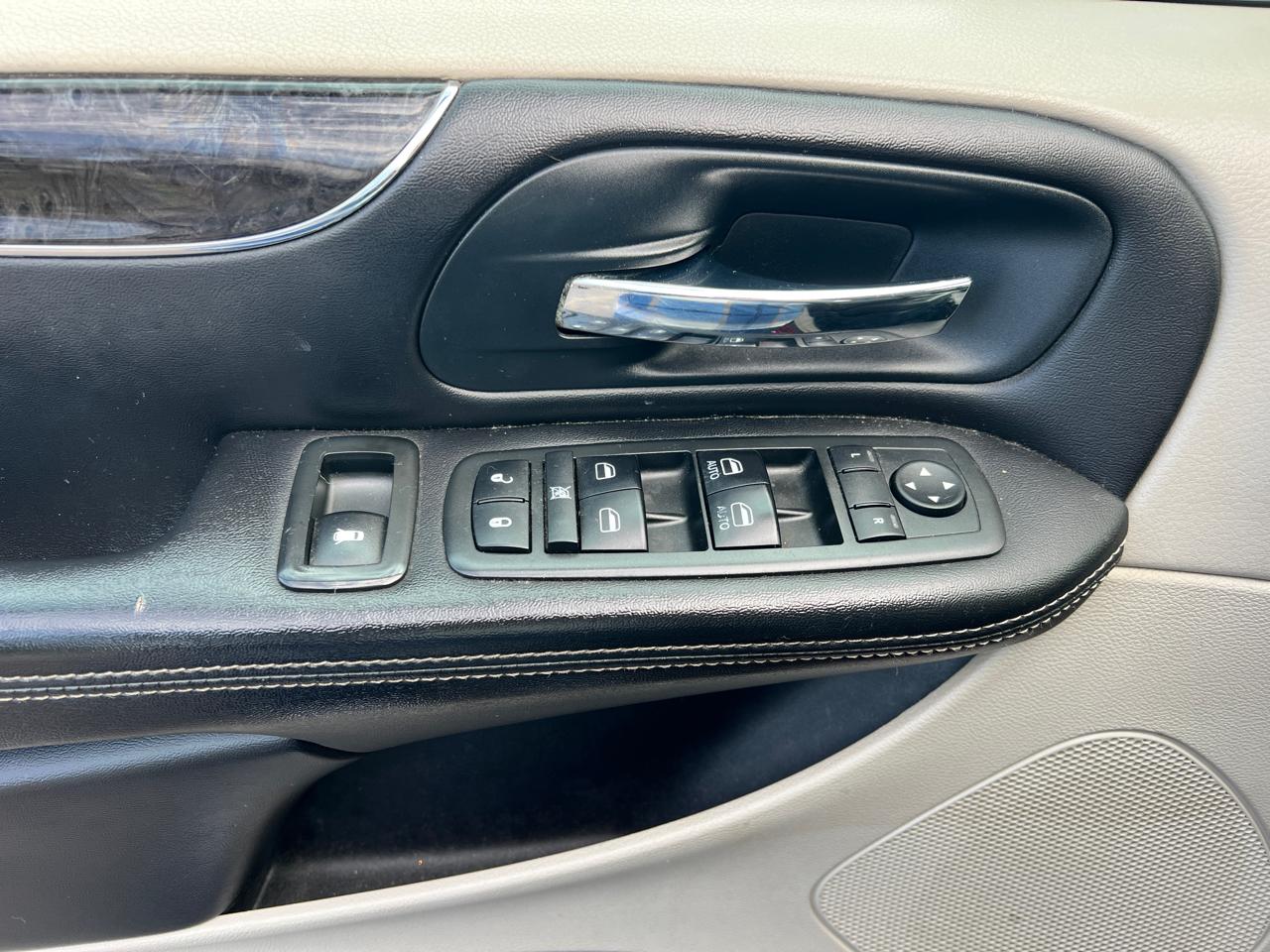 Chrysler Town & Country 4dr Wgn Touring 2013