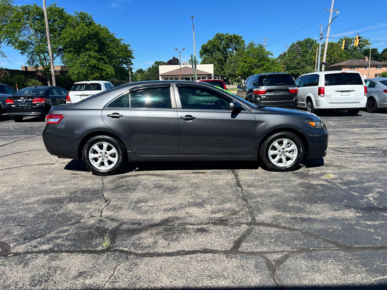 Toyota Camry 4dr Sdn LE Auto (Natl) 2011
