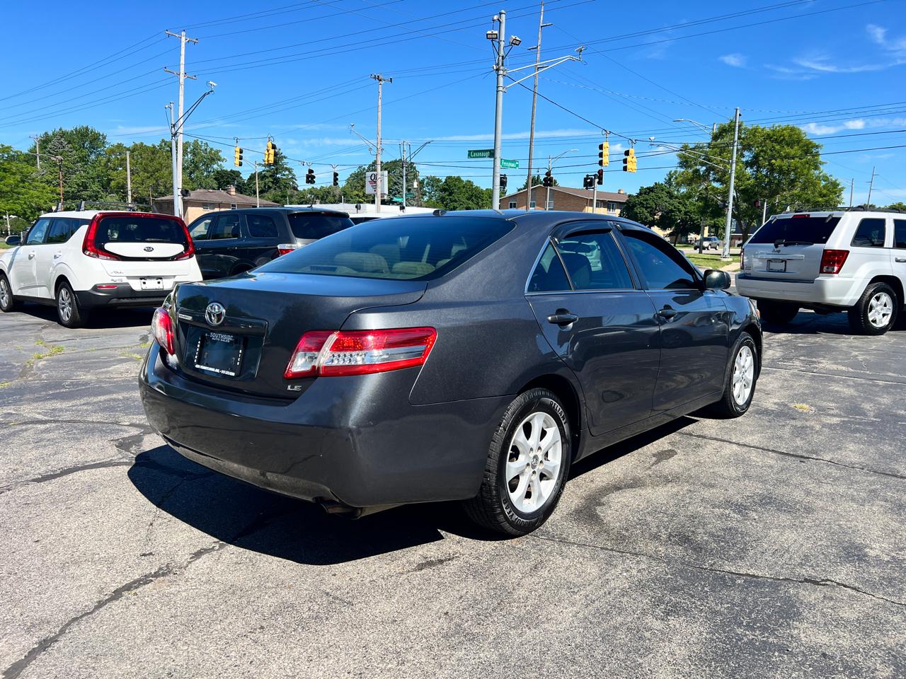 Toyota Camry 4dr Sdn LE Auto (Natl) 2011