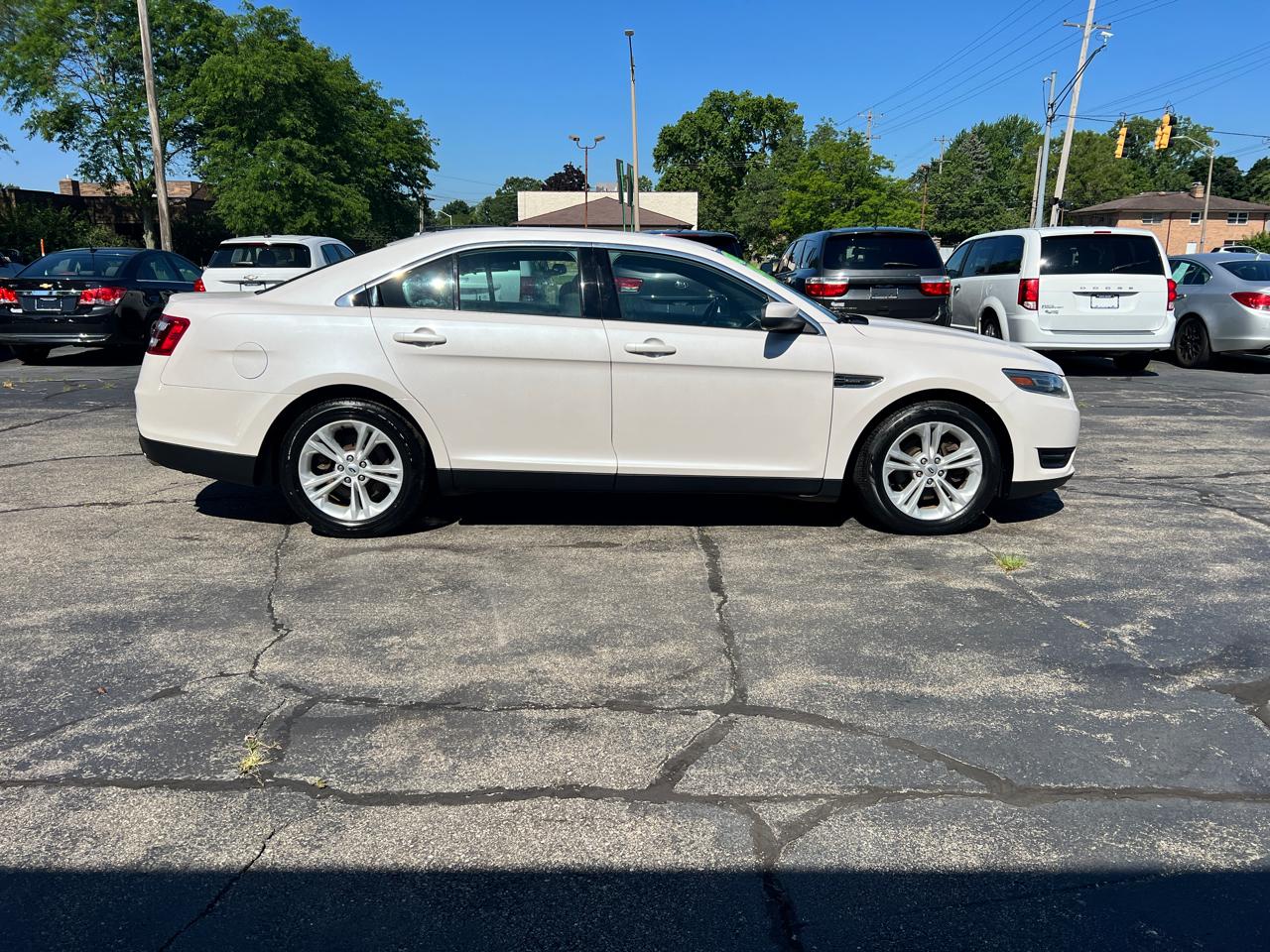 Ford Taurus 4dr Sdn SEL FWD 2016