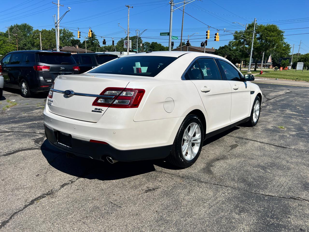 Ford Taurus 4dr Sdn SEL FWD 2016