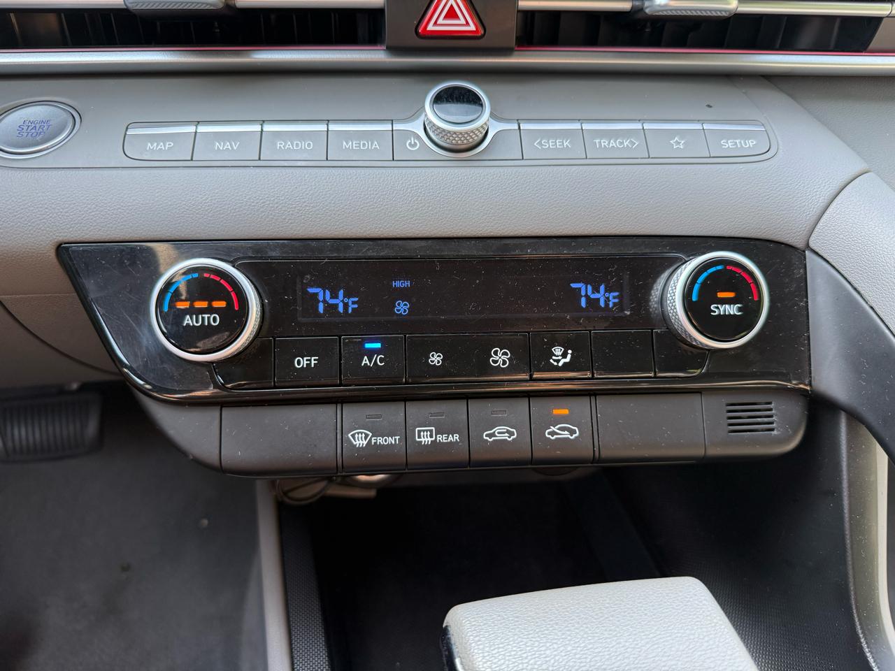Hyundai Elantra  2024