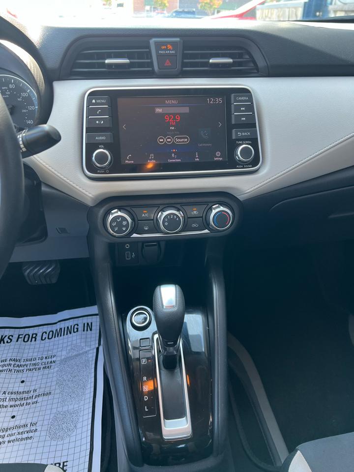 Nissan Versa  2021
