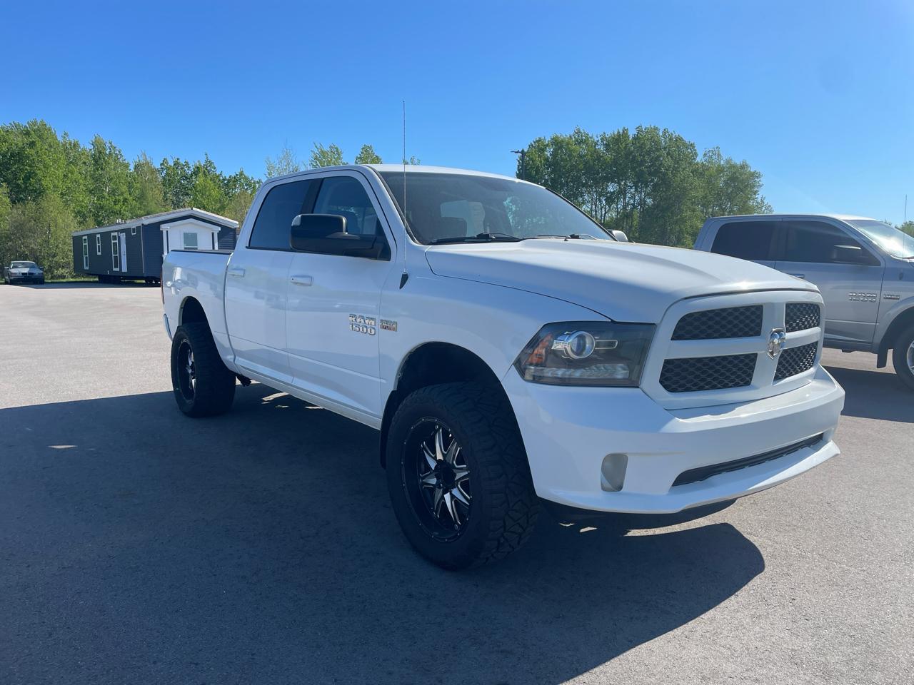 RAM 1500 4WD Crew Cab 140.5" Sport 2017