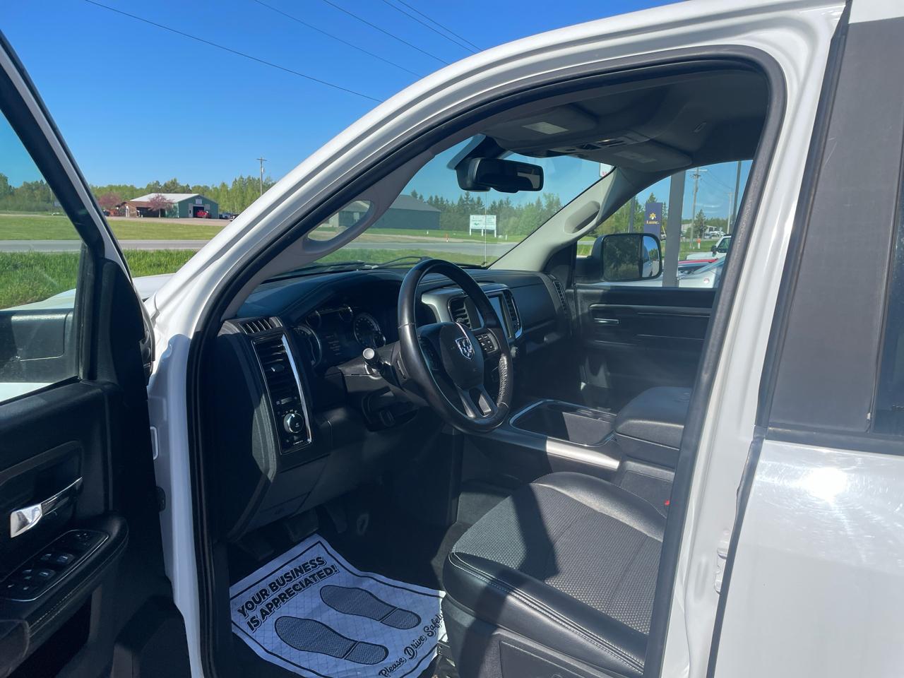 RAM 1500 4WD Crew Cab 140.5" Sport 2017