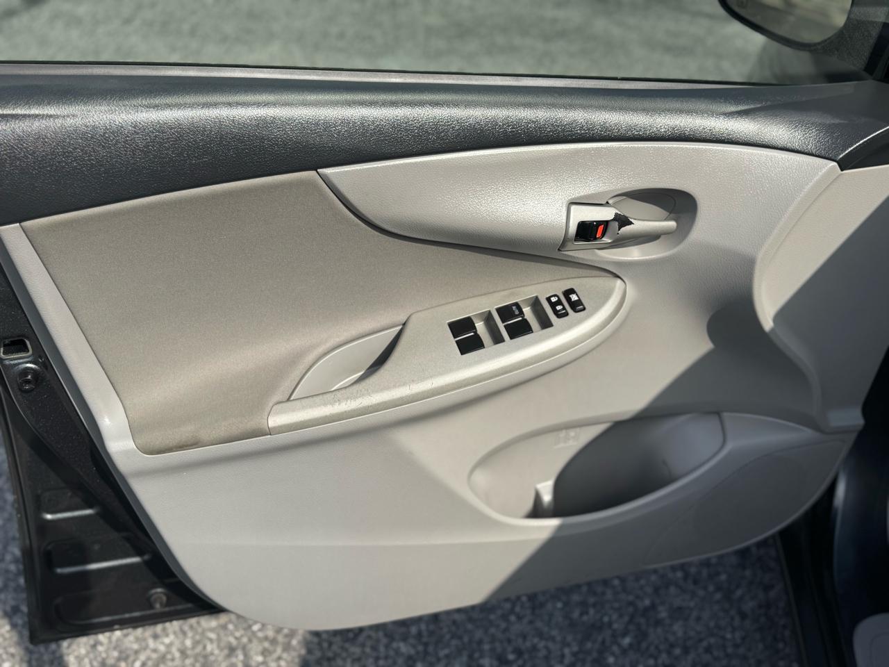 Toyota Corolla 4dr Sdn Auto LE Special Edition (Natl) 2013