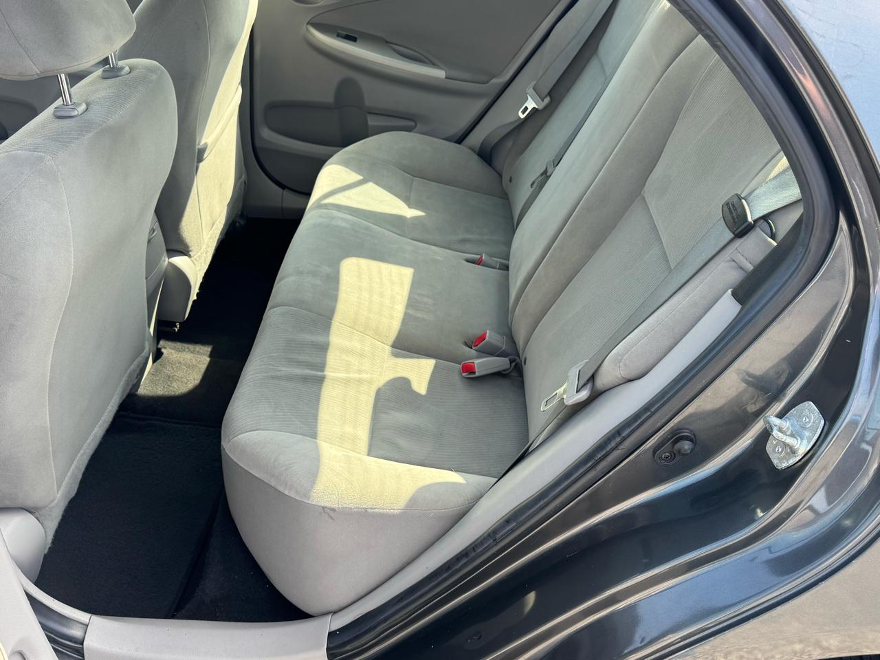 Toyota Corolla 4dr Sdn Auto LE Special Edition (Natl) 2013