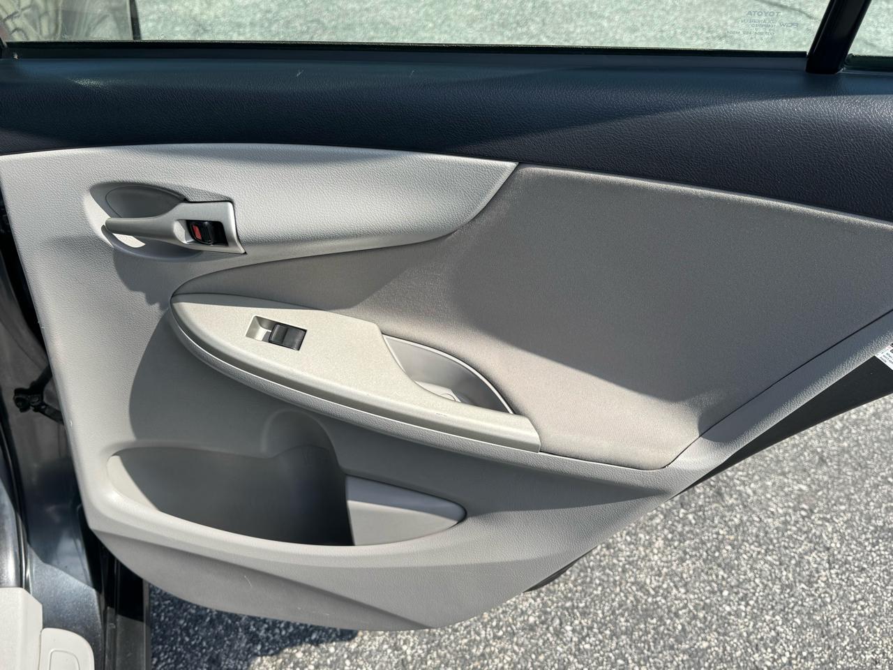 Toyota Corolla 4dr Sdn Auto LE Special Edition (Natl) 2013