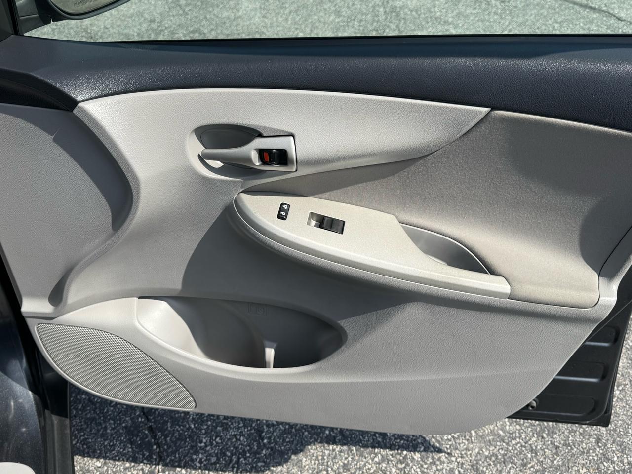 Toyota Corolla 4dr Sdn Auto LE Special Edition (Natl) 2013