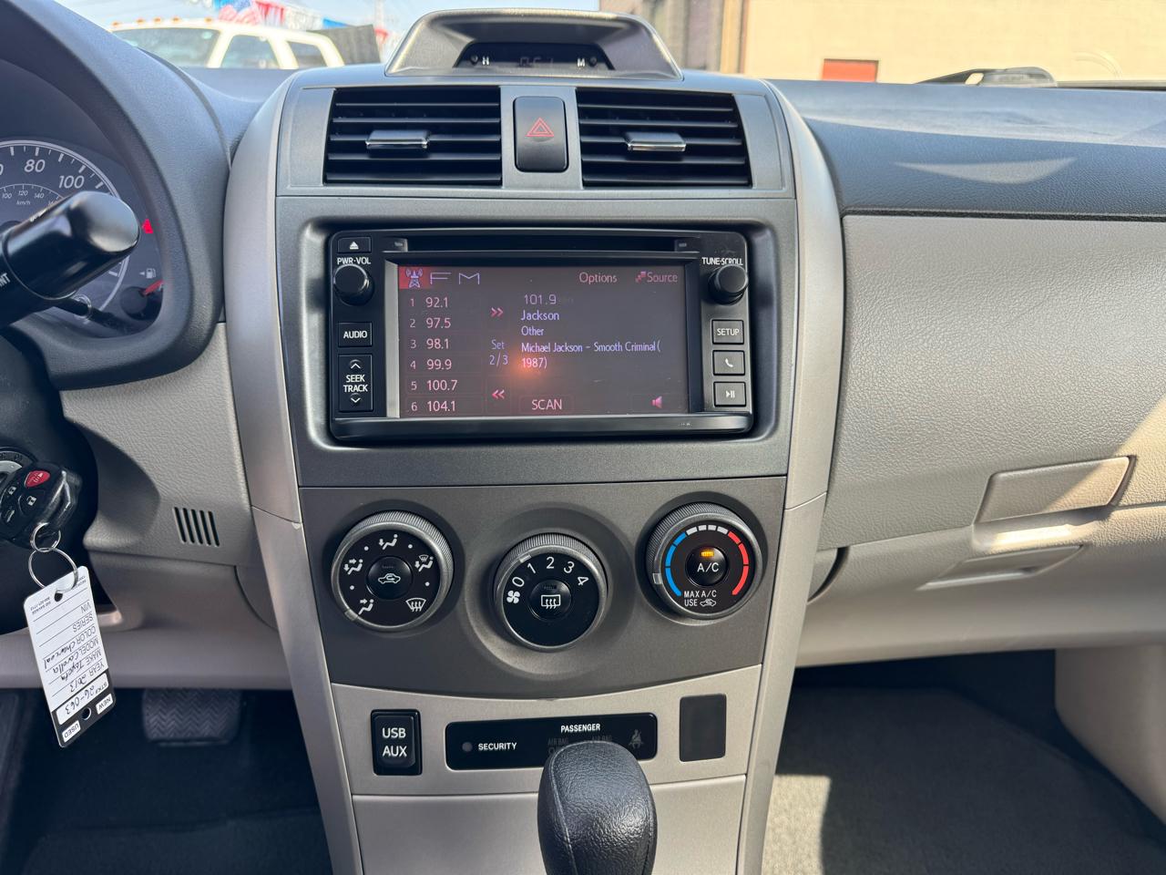 Toyota Corolla 4dr Sdn Auto LE Special Edition (Natl) 2013