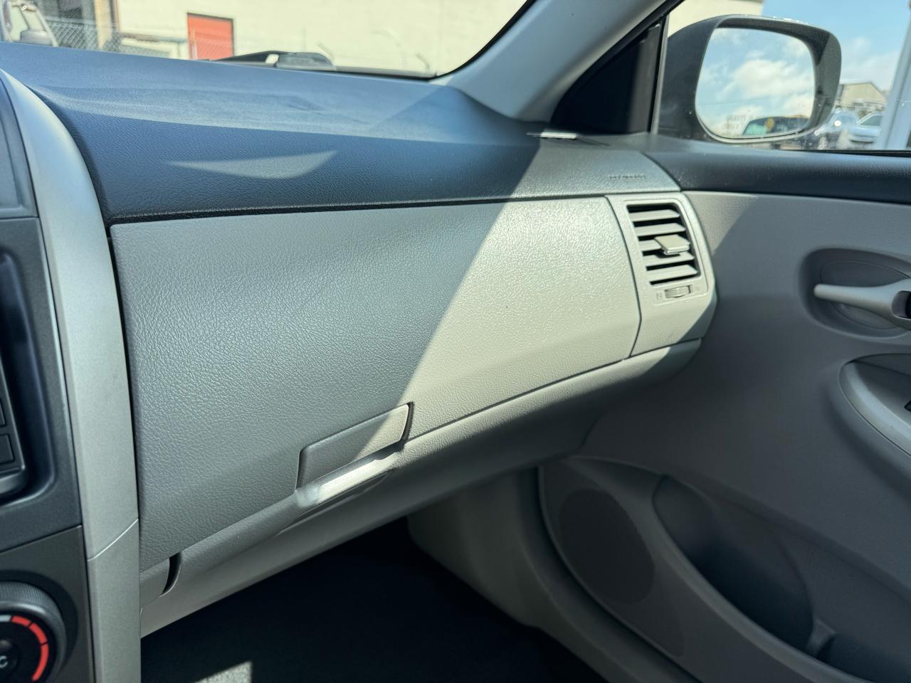 Toyota Corolla 4dr Sdn Auto LE Special Edition (Natl) 2013