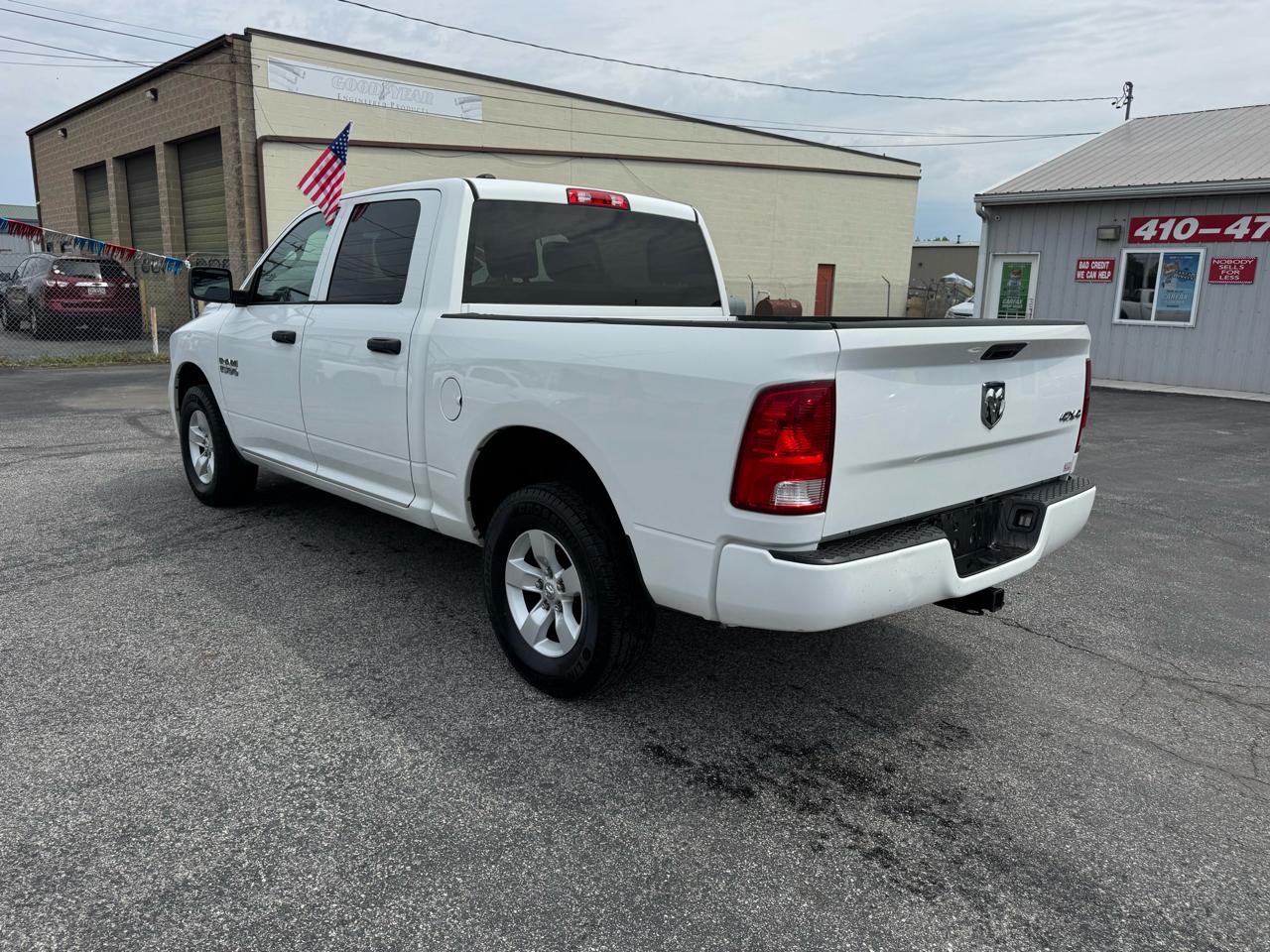 RAM 1500 4WD Crew Cab 140.5" Express 2016