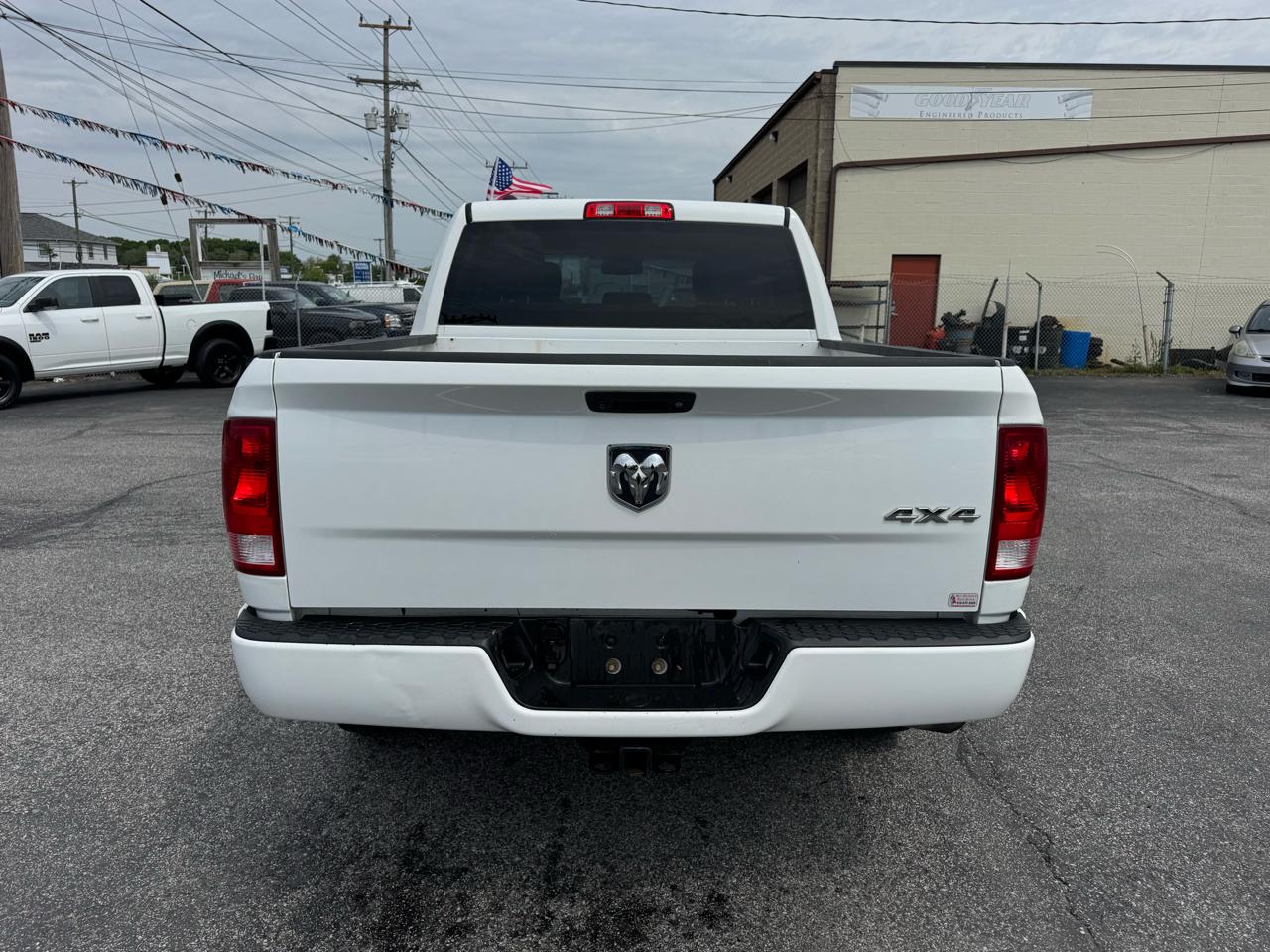 RAM 1500 4WD Crew Cab 140.5" Express 2016