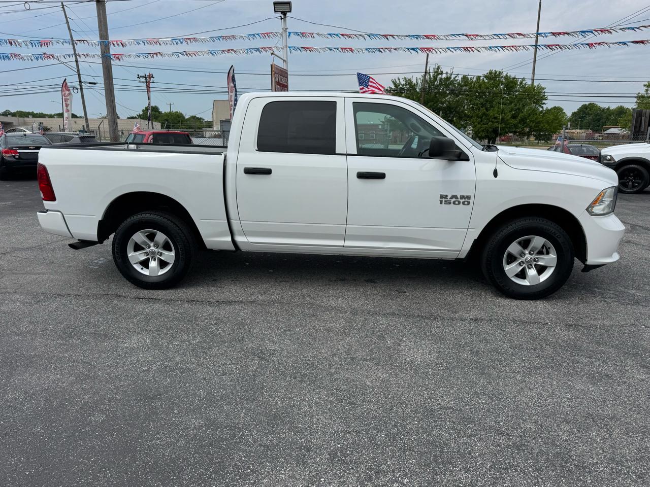 RAM 1500 4WD Crew Cab 140.5" Express 2016