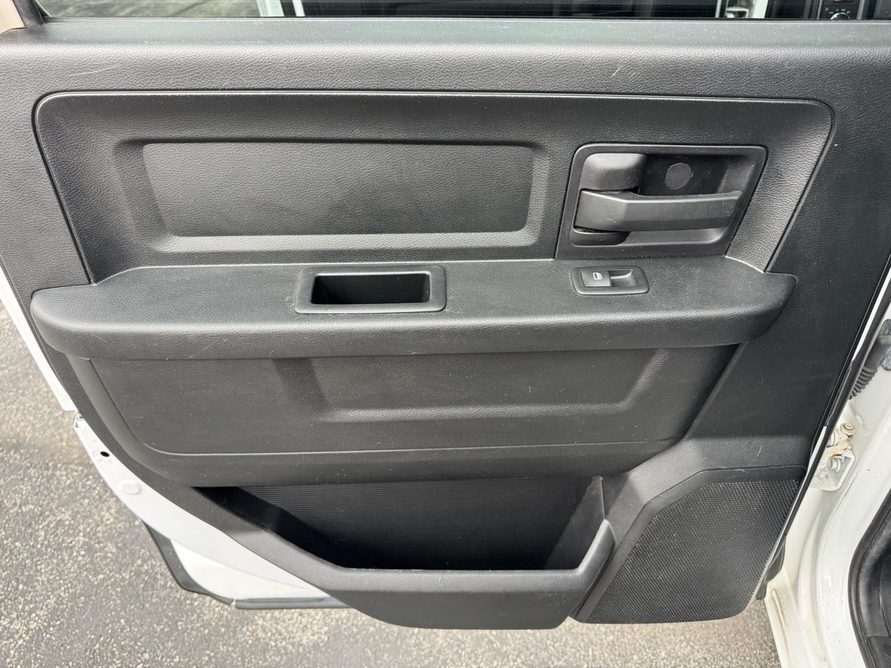 RAM 1500 4WD Crew Cab 140.5" Express 2016