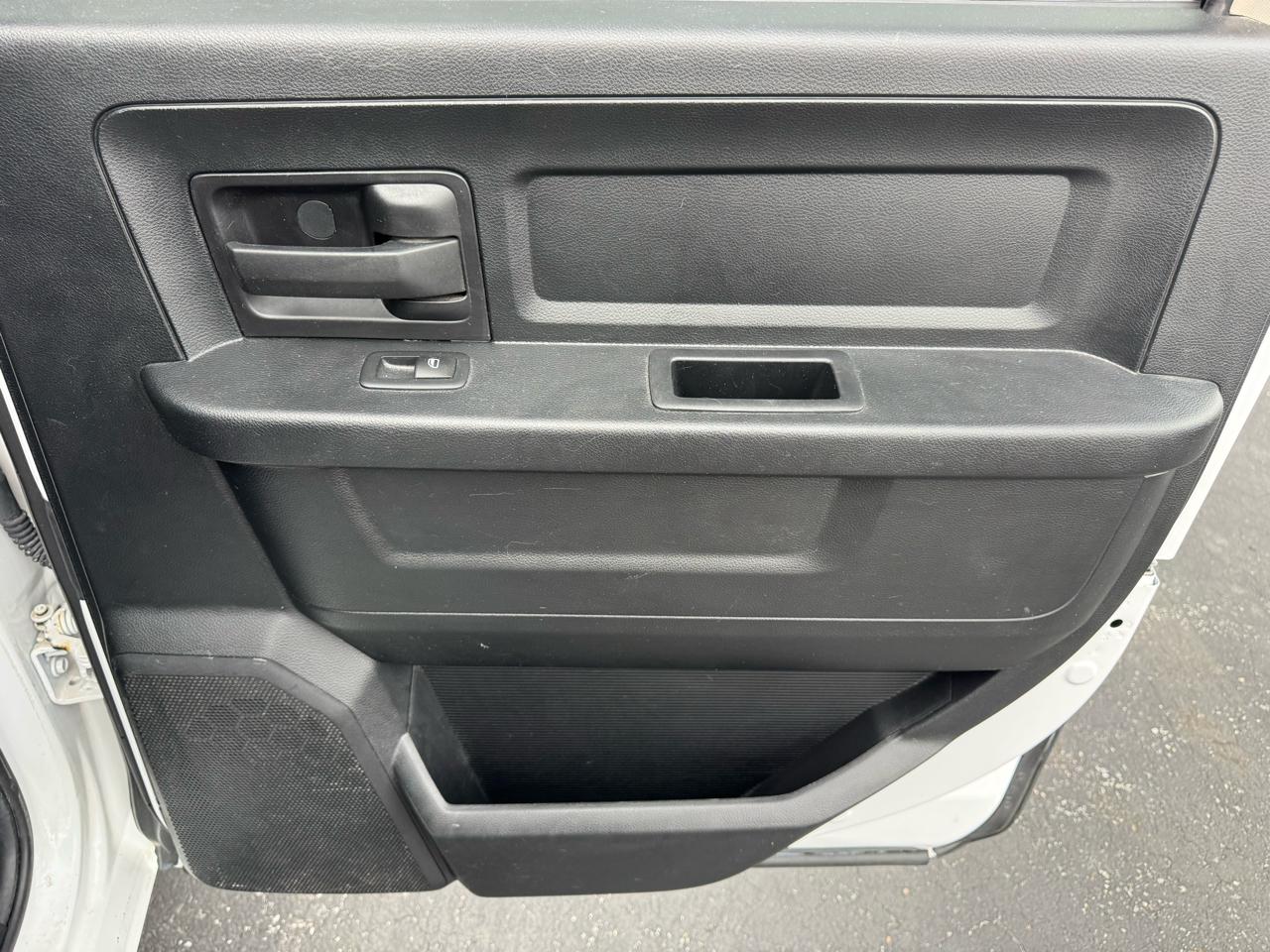 RAM 1500 4WD Crew Cab 140.5" Express 2016