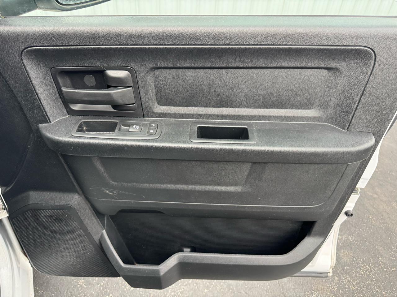 RAM 1500 4WD Crew Cab 140.5" Express 2016