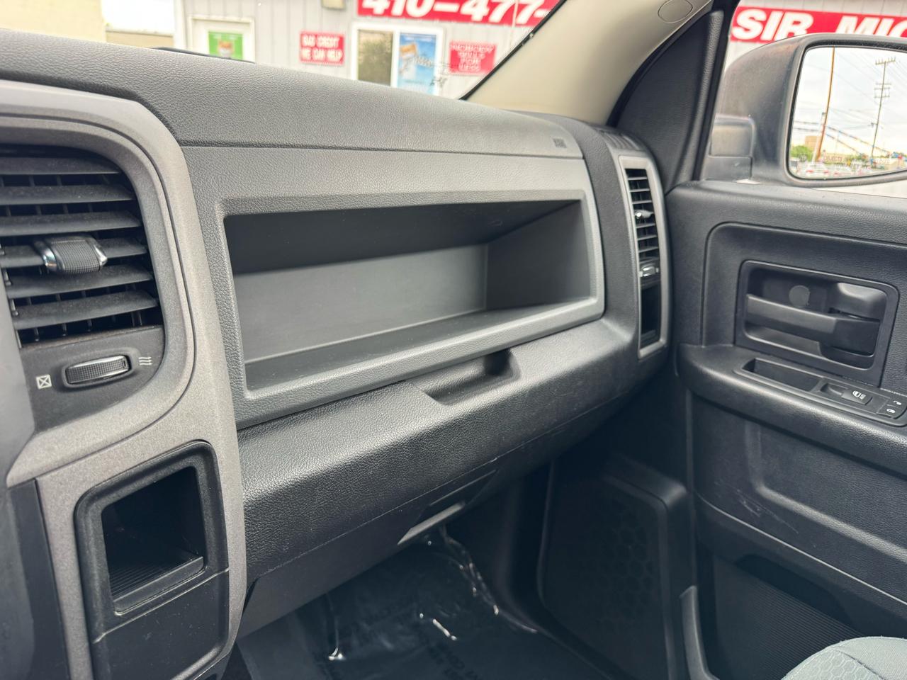 RAM 1500 4WD Crew Cab 140.5" Express 2016