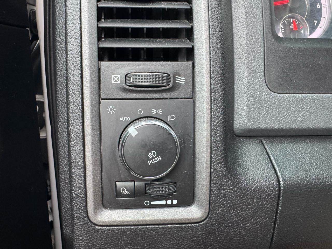 RAM 1500 4WD Crew Cab 140.5" Express 2016