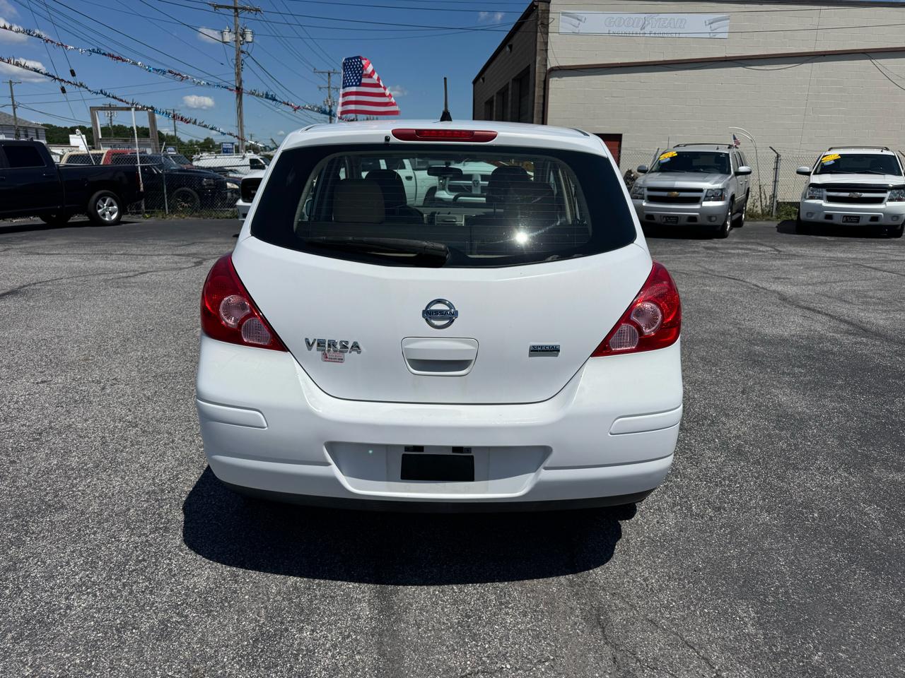 Nissan Versa 1.8 S Hatchback 2012