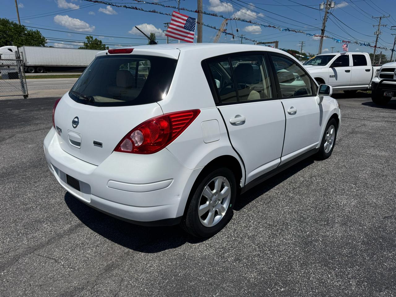 Nissan Versa 1.8 S Hatchback 2012