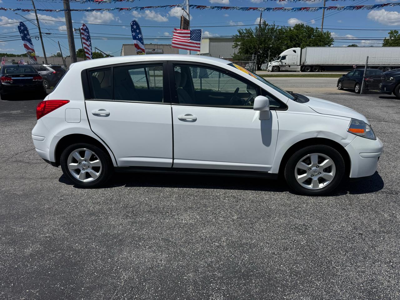 Nissan Versa 1.8 S Hatchback 2012