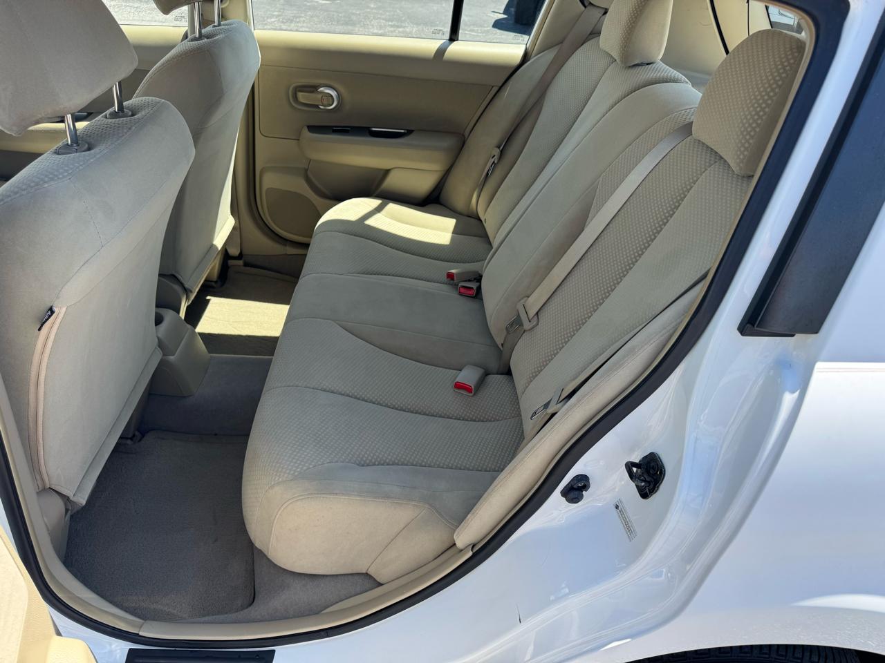 Nissan Versa 1.8 S Hatchback 2012