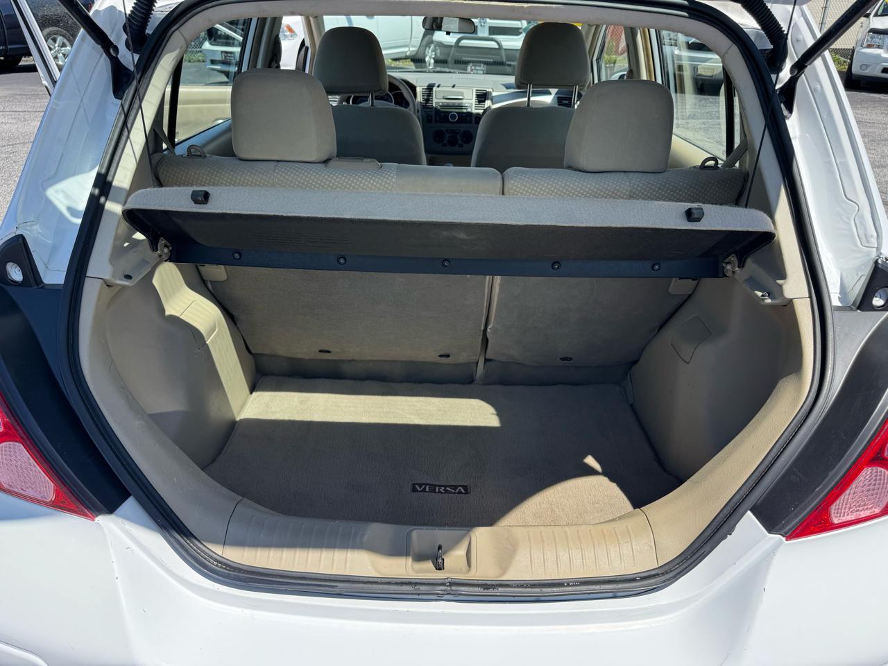 Nissan Versa 1.8 S Hatchback 2012