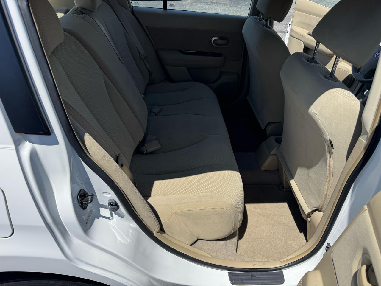 Nissan Versa 1.8 S Hatchback 2012
