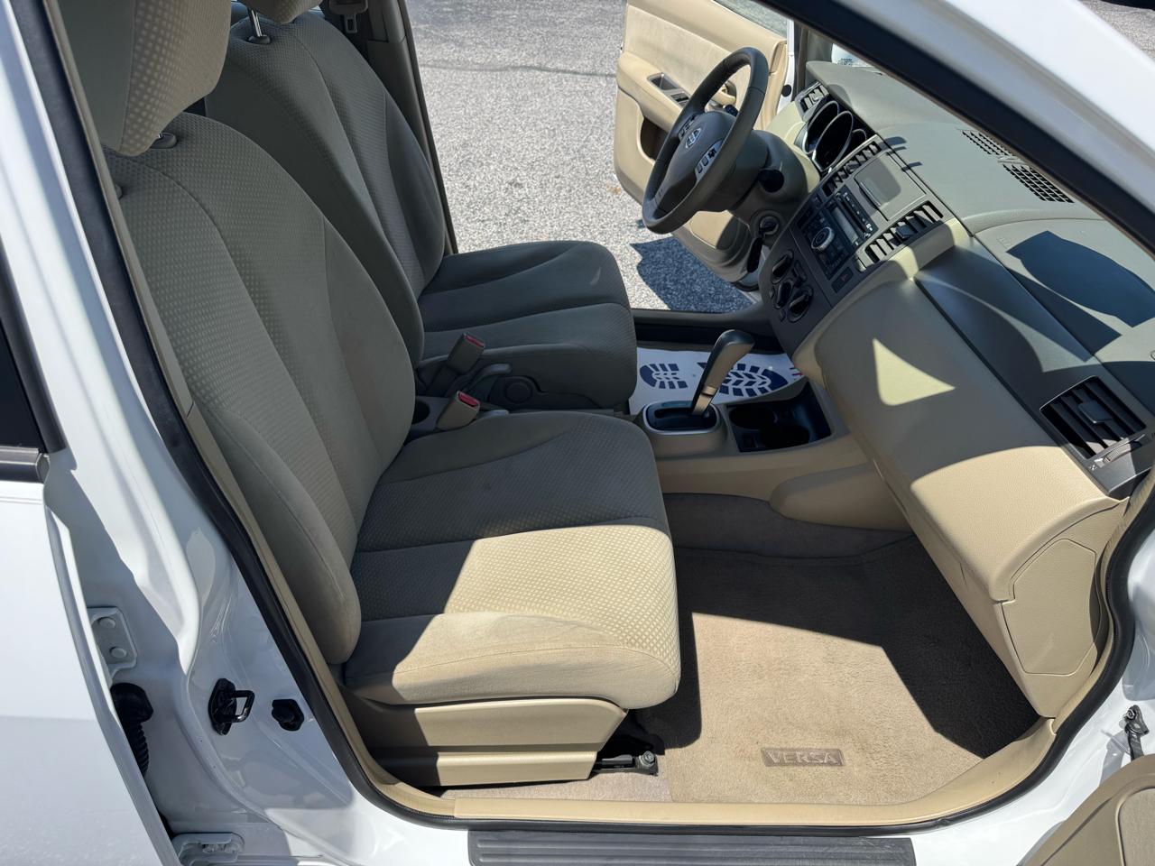 Nissan Versa 1.8 S Hatchback 2012