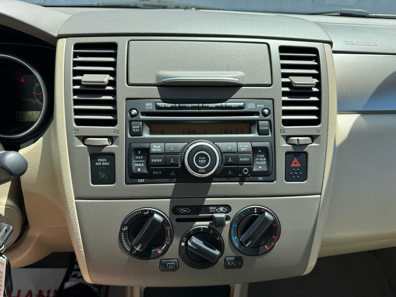 Nissan Versa 1.8 S Hatchback 2012